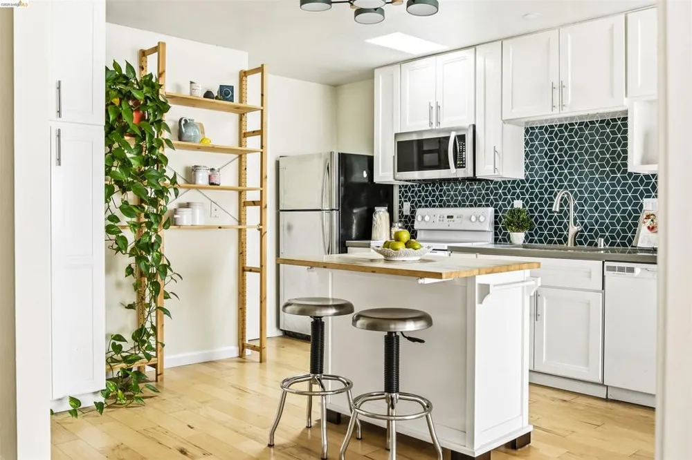 427 Lagunitas Ave #305 Oakland, CA 94610