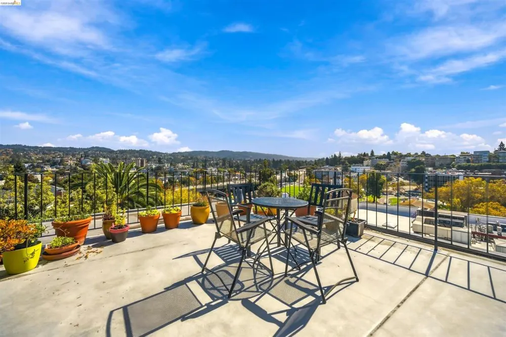 427 Lagunitas Ave #305 Oakland, CA 94610