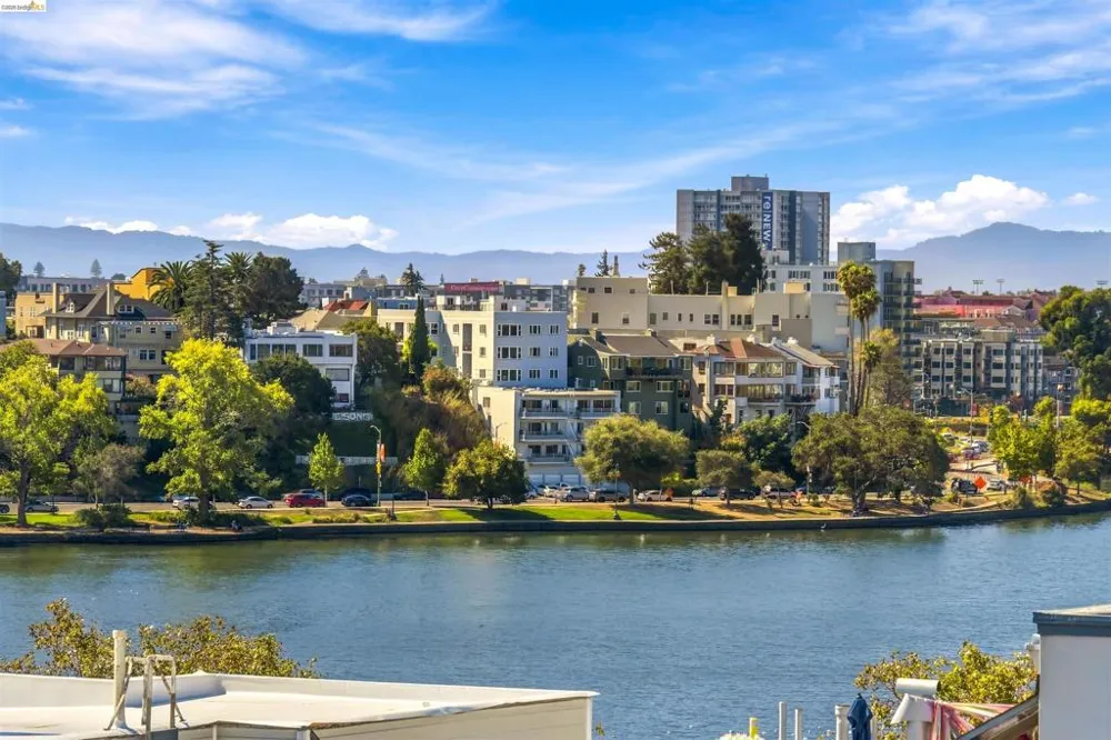 427 Lagunitas Ave #305 Oakland, CA 94610