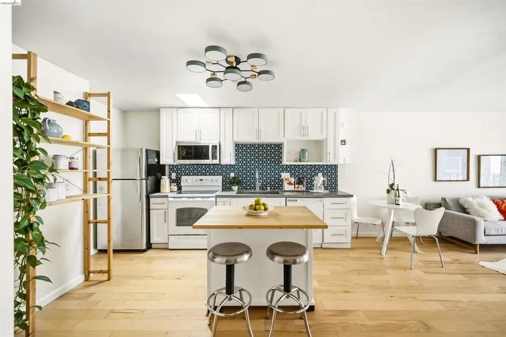 427 Lagunitas Ave #305 Oakland, CA 94610