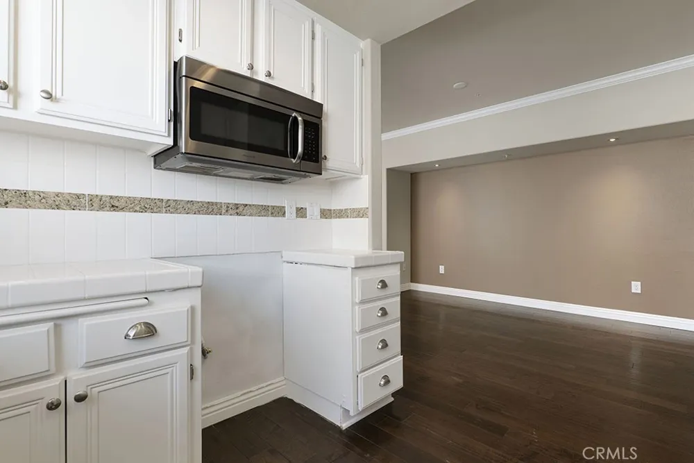 5220 Premiere Hills #222 Woodland Hills, CA 91364