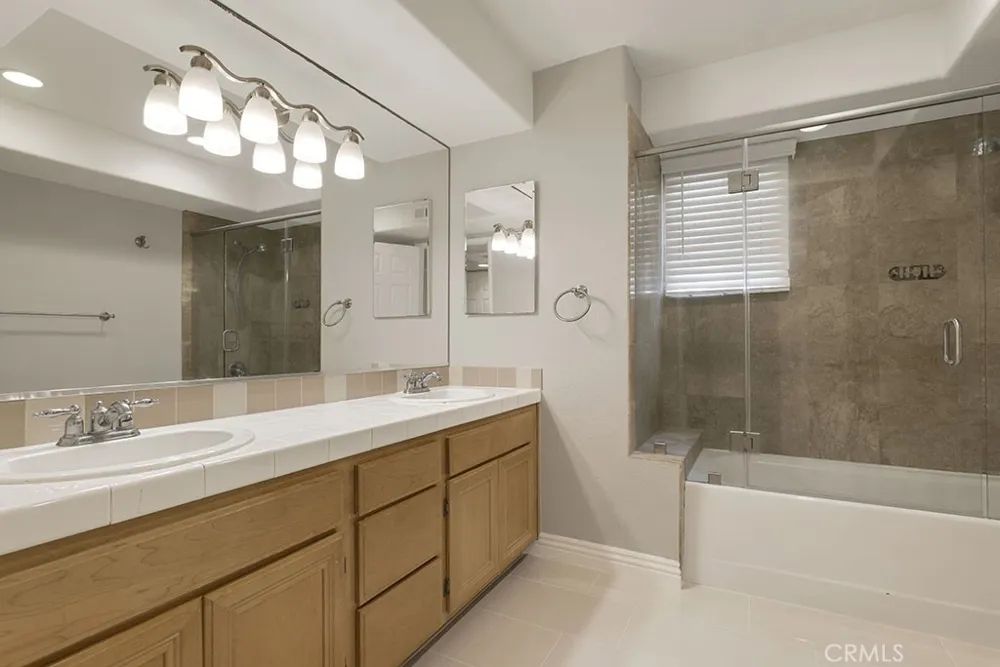5220 Premiere Hills #222 Woodland Hills, CA 91364