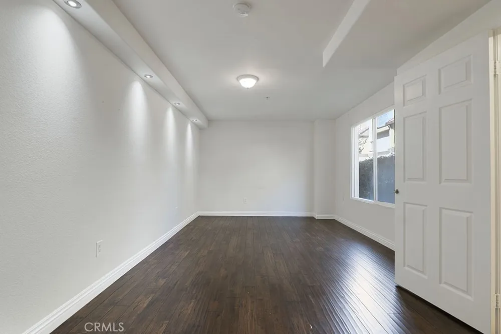 5220 Premiere Hills #222 Woodland Hills, CA 91364