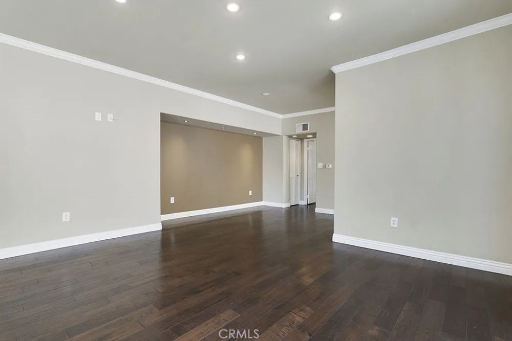 5220 Premiere Hills #222 Woodland Hills, CA 91364