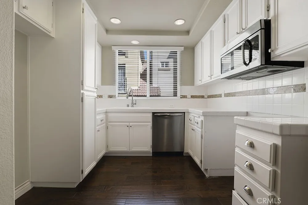 5220 Premiere Hills #222 Woodland Hills, CA 91364
