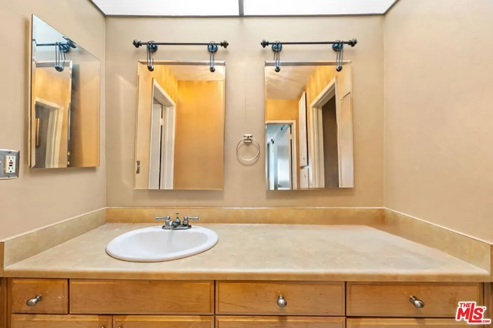 5651 Sumner Way #203 Culver City, CA 90230
