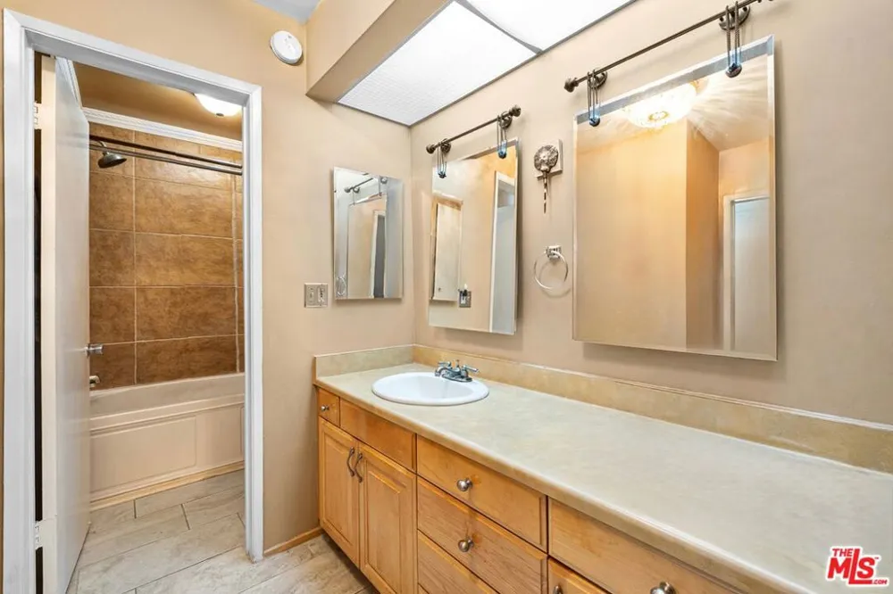 5651 Sumner Way #203 Culver City, CA 90230