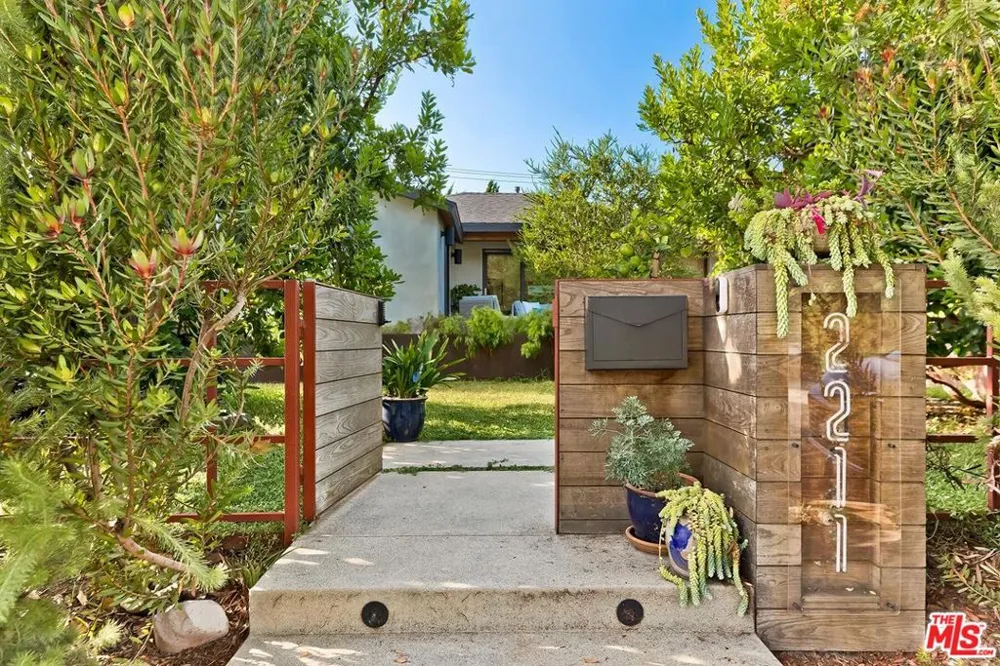 2211 Ashland Avenue Santa Monica, CA 90405
