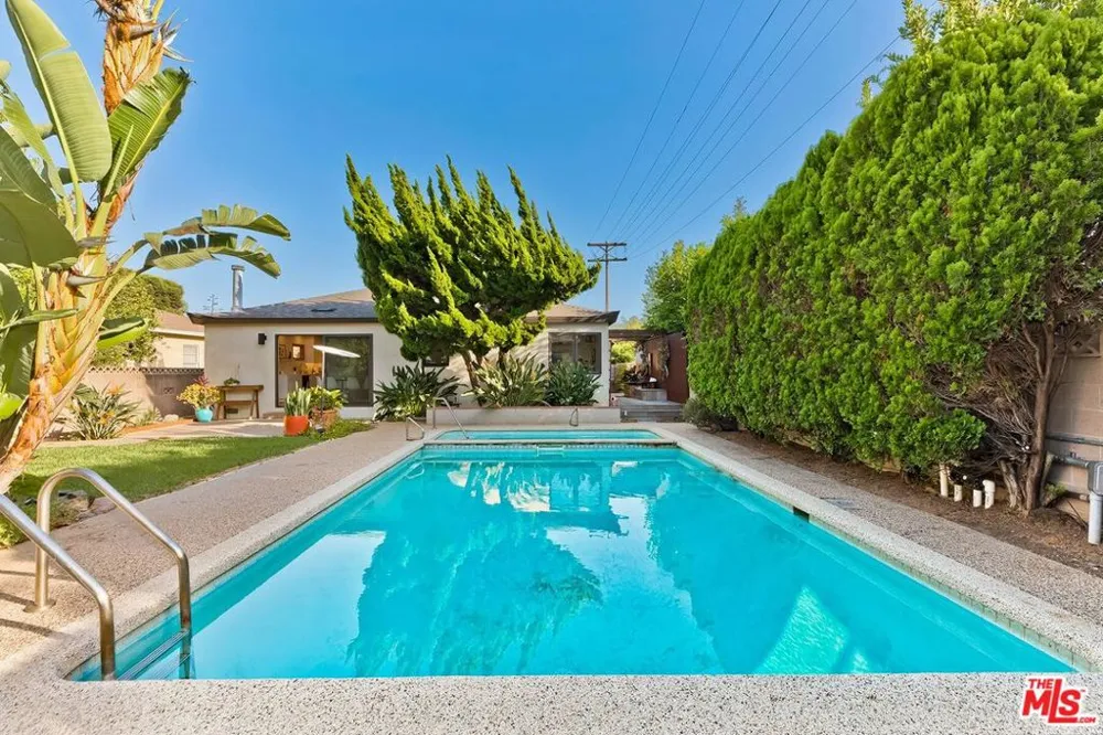 2211 Ashland Avenue Santa Monica, CA 90405