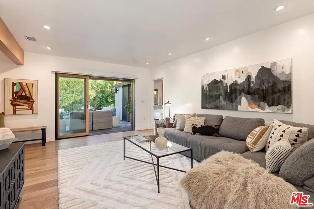 2211 Ashland Avenue Santa Monica, CA 90405