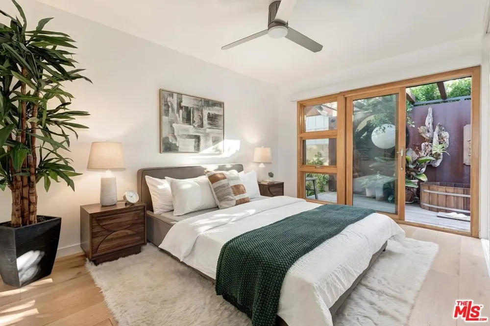 2211 Ashland Avenue Santa Monica, CA 90405