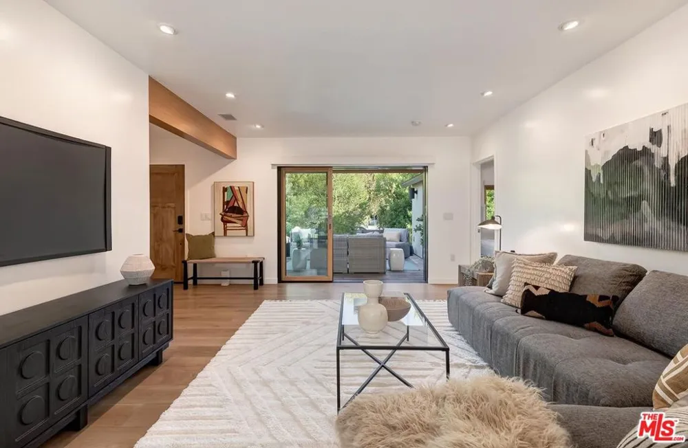 2211 Ashland Avenue Santa Monica, CA 90405
