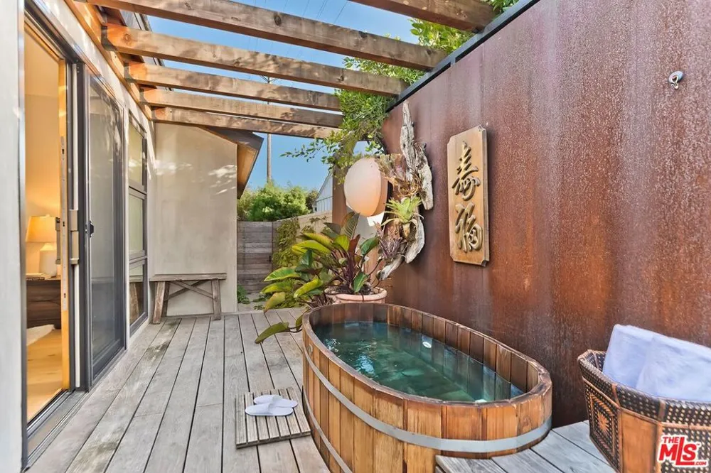 2211 Ashland Avenue Santa Monica, CA 90405