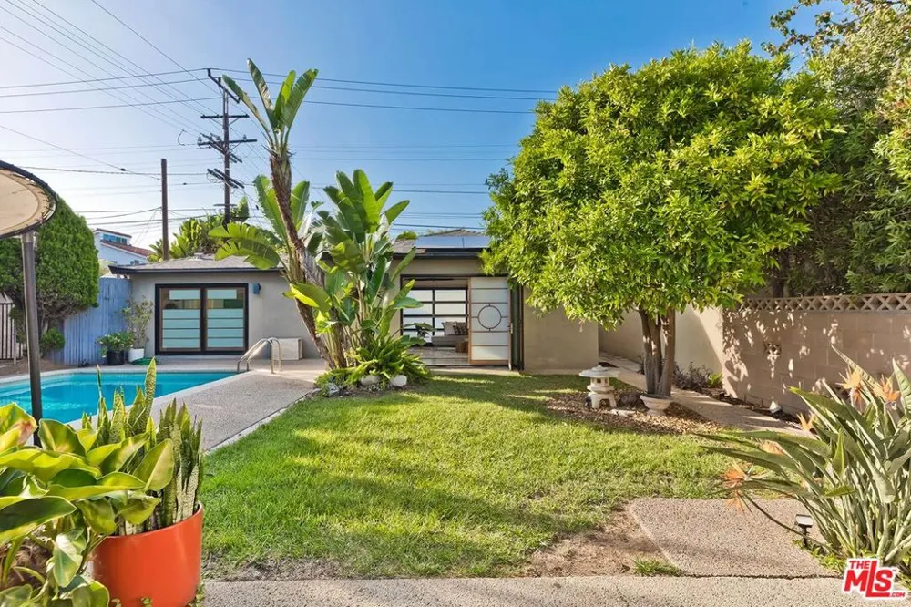 2211 Ashland Avenue Santa Monica, CA 90405