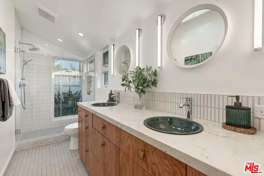 2211 Ashland Avenue Santa Monica, CA 90405