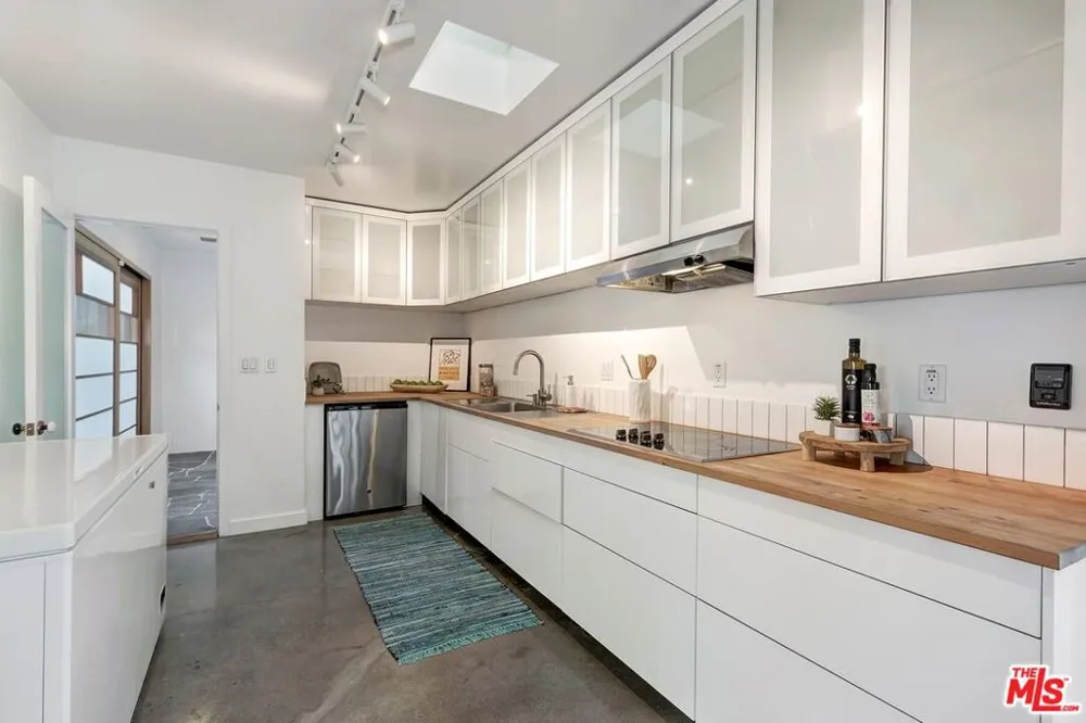 2211 Ashland Avenue Santa Monica, CA 90405