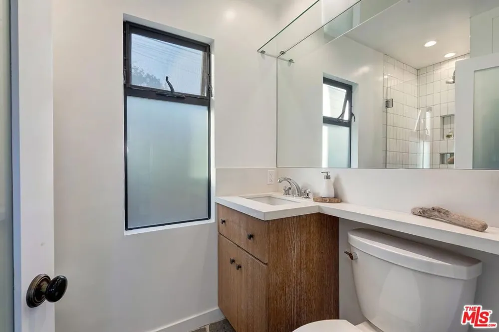 2211 Ashland Avenue Santa Monica, CA 90405