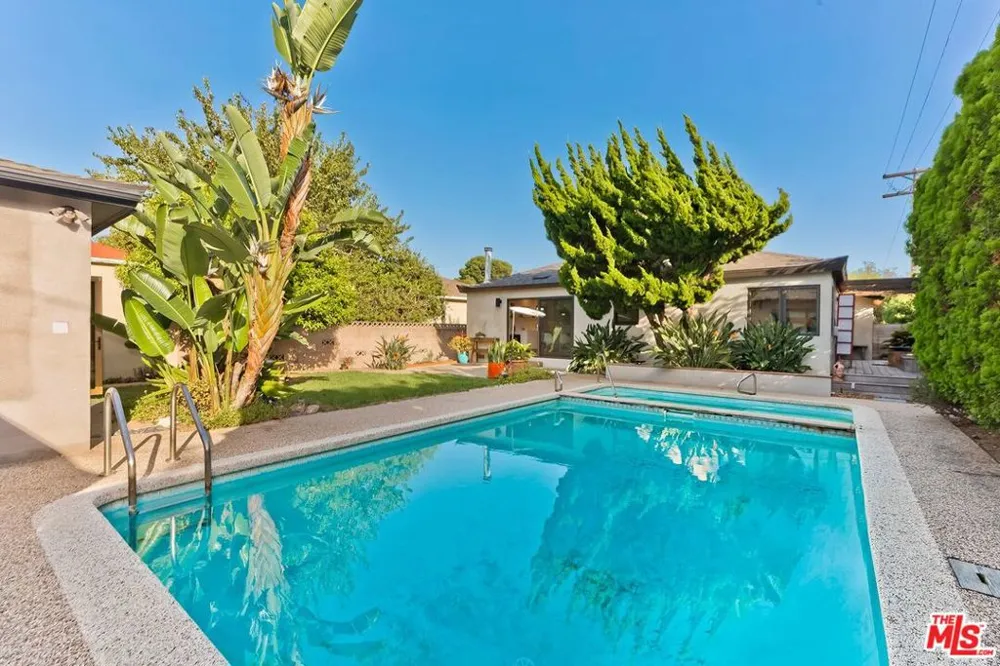 2211 Ashland Avenue Santa Monica, CA 90405