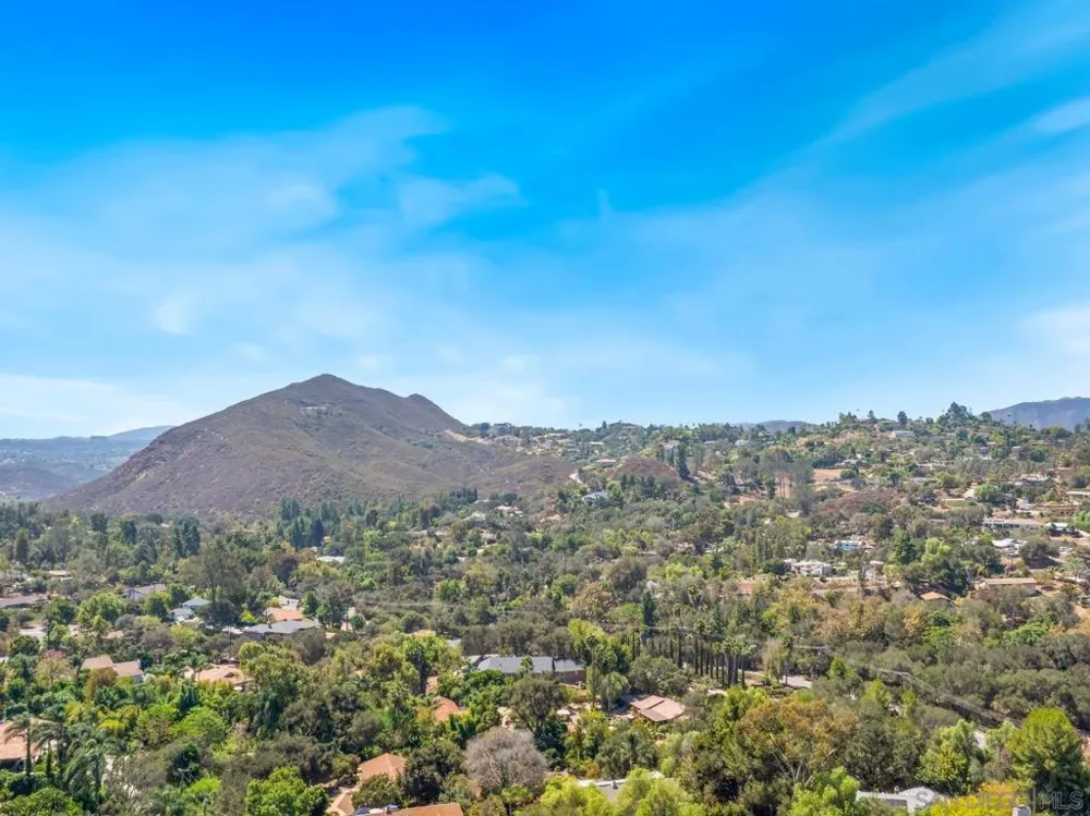 2826 Calle De Malibu Escondido, CA 92029