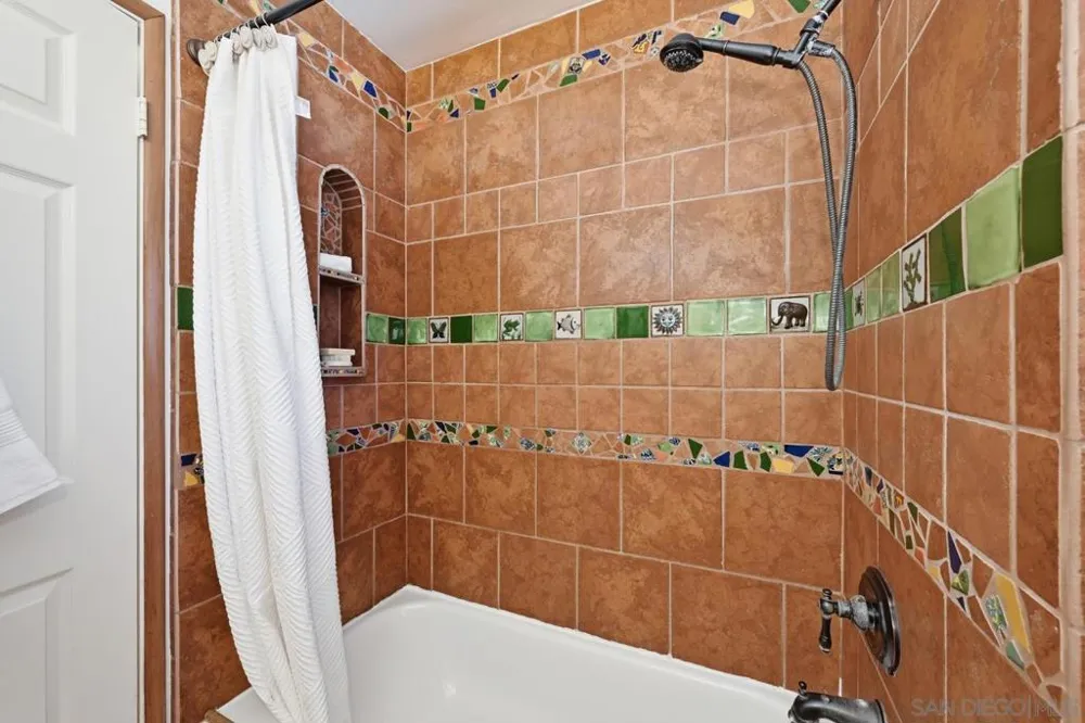 2826 Calle De Malibu Escondido, CA 92029
