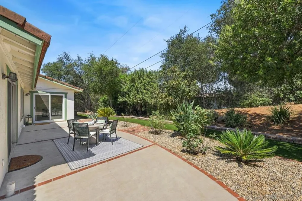 2826 Calle De Malibu Escondido, CA 92029