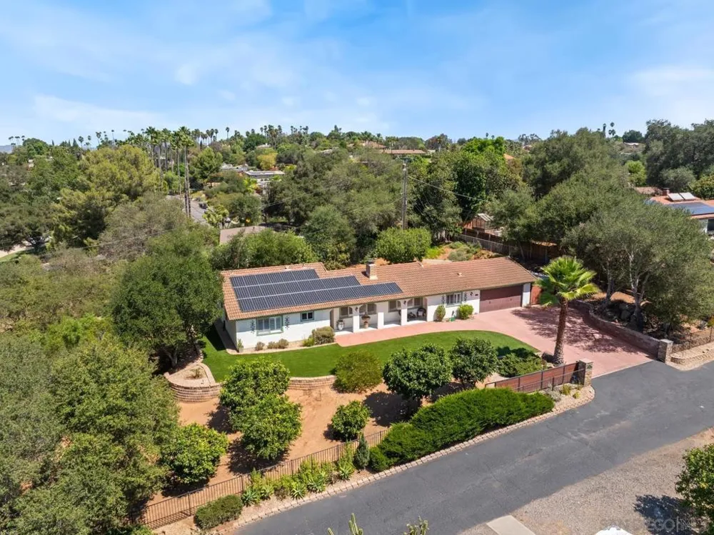 2826 Calle De Malibu Escondido, CA 92029