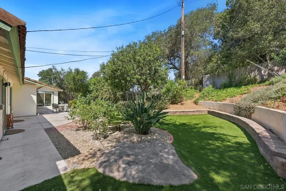 2826 Calle De Malibu Escondido, CA 92029