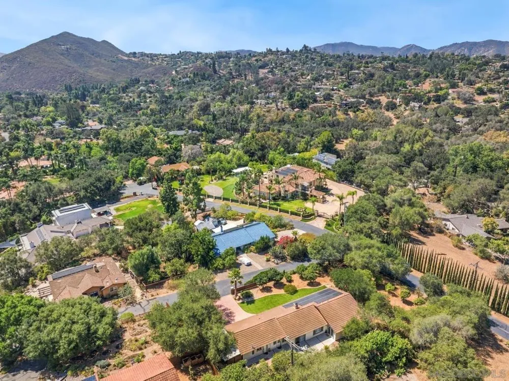 2826 Calle De Malibu Escondido, CA 92029