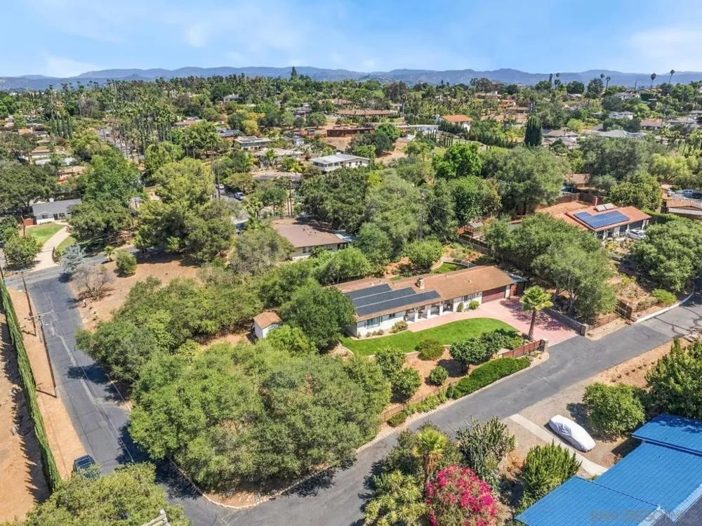 2826 Calle De Malibu Escondido, CA 92029