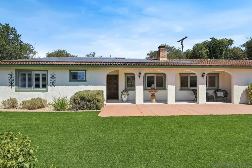 2826 Calle De Malibu Escondido, CA 92029