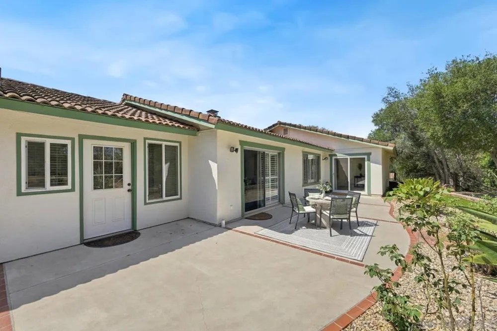 2826 Calle De Malibu Escondido, CA 92029