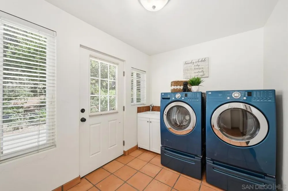 2826 Calle De Malibu Escondido, CA 92029