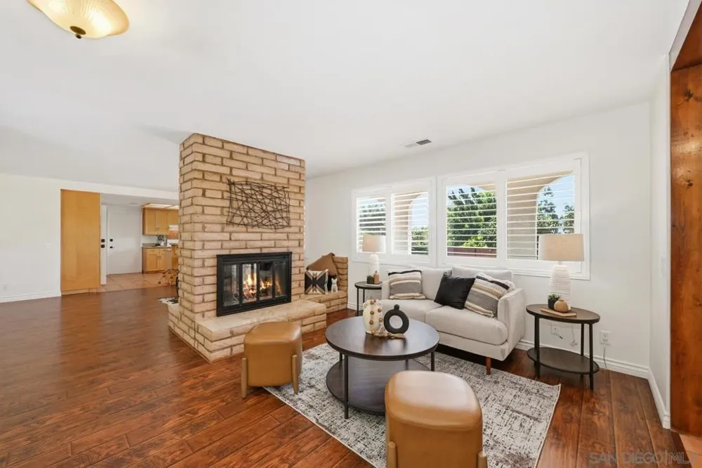 2826 Calle De Malibu Escondido, CA 92029