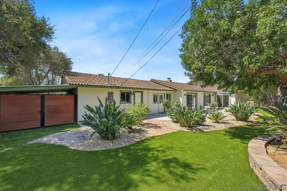 2826 Calle De Malibu Escondido, CA 92029