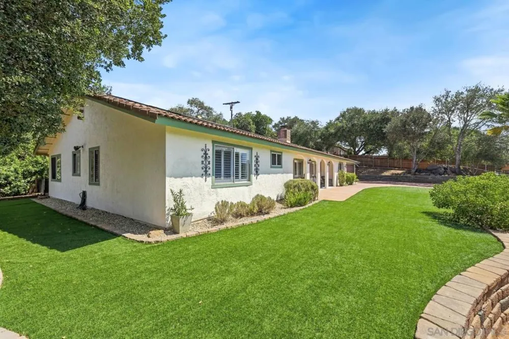 2826 Calle De Malibu Escondido, CA 92029