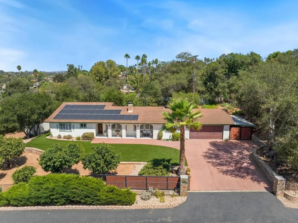 2826 Calle De Malibu Escondido, CA 92029