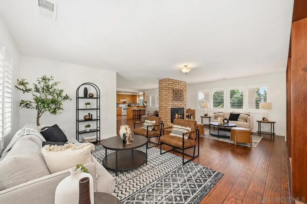 2826 Calle De Malibu Escondido, CA 92029