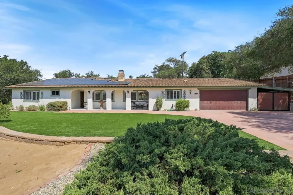 2826 Calle De Malibu Escondido, CA 92029