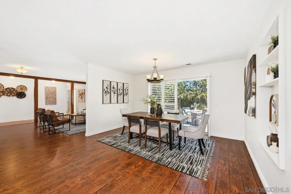 2826 Calle De Malibu Escondido, CA 92029