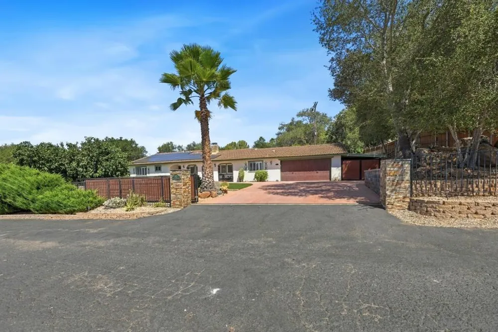 2826 Calle De Malibu Escondido, CA 92029