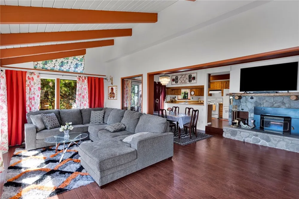 30772 Knoll View Running Springs, CA 92382