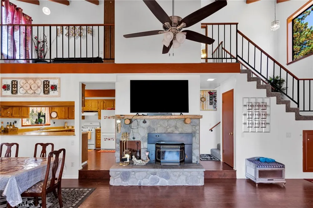 30772 Knoll View Running Springs, CA 92382