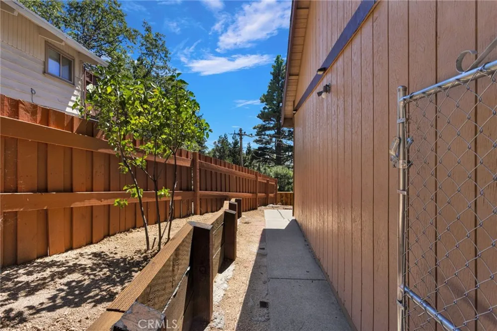 30772 Knoll View Running Springs, CA 92382