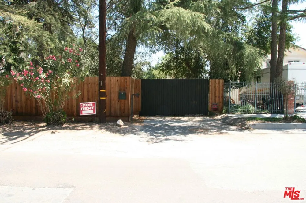 9814 Baden Avenue Chatsworth, CA 91311