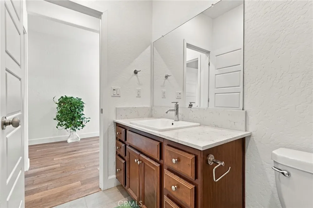 102 E Tyler Avenue Visalia, CA 93291