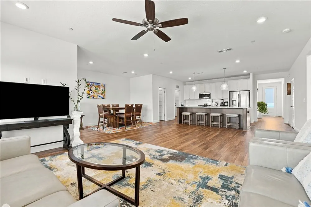 102 E Tyler Avenue Visalia, CA 93291