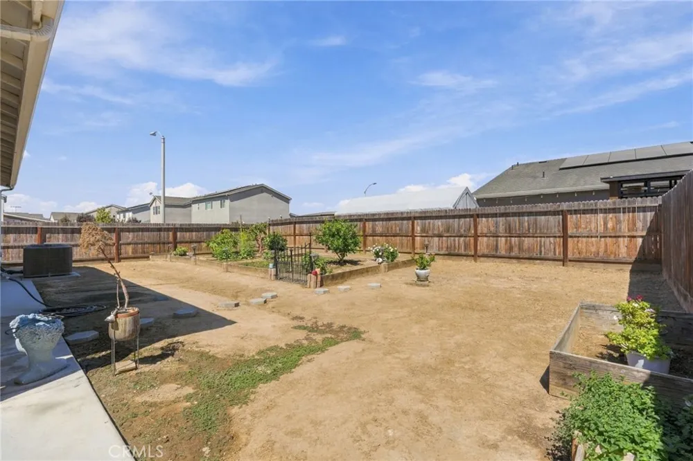 102 E Tyler Avenue Visalia, CA 93291