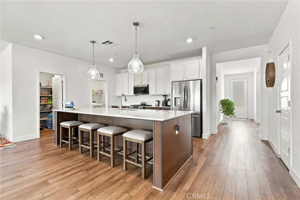 102 E Tyler Avenue Visalia, CA 93291