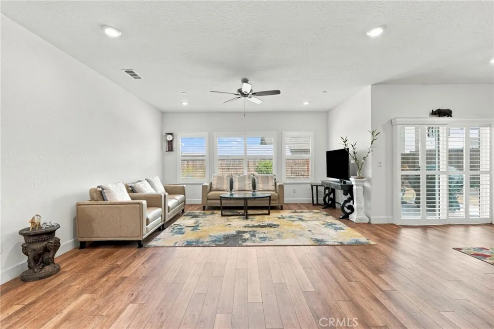 102 E Tyler Avenue Visalia, CA 93291