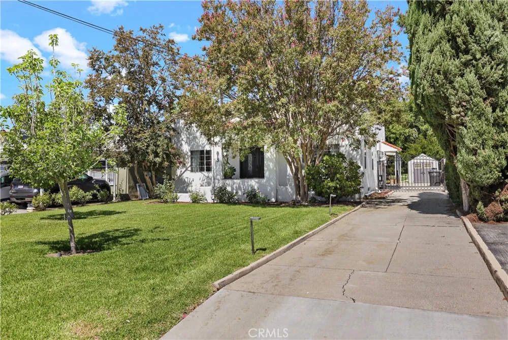 813 Mountain View Altadena, CA 91001